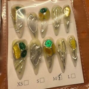 Chrome‎ Bloom Press-On Nail Set